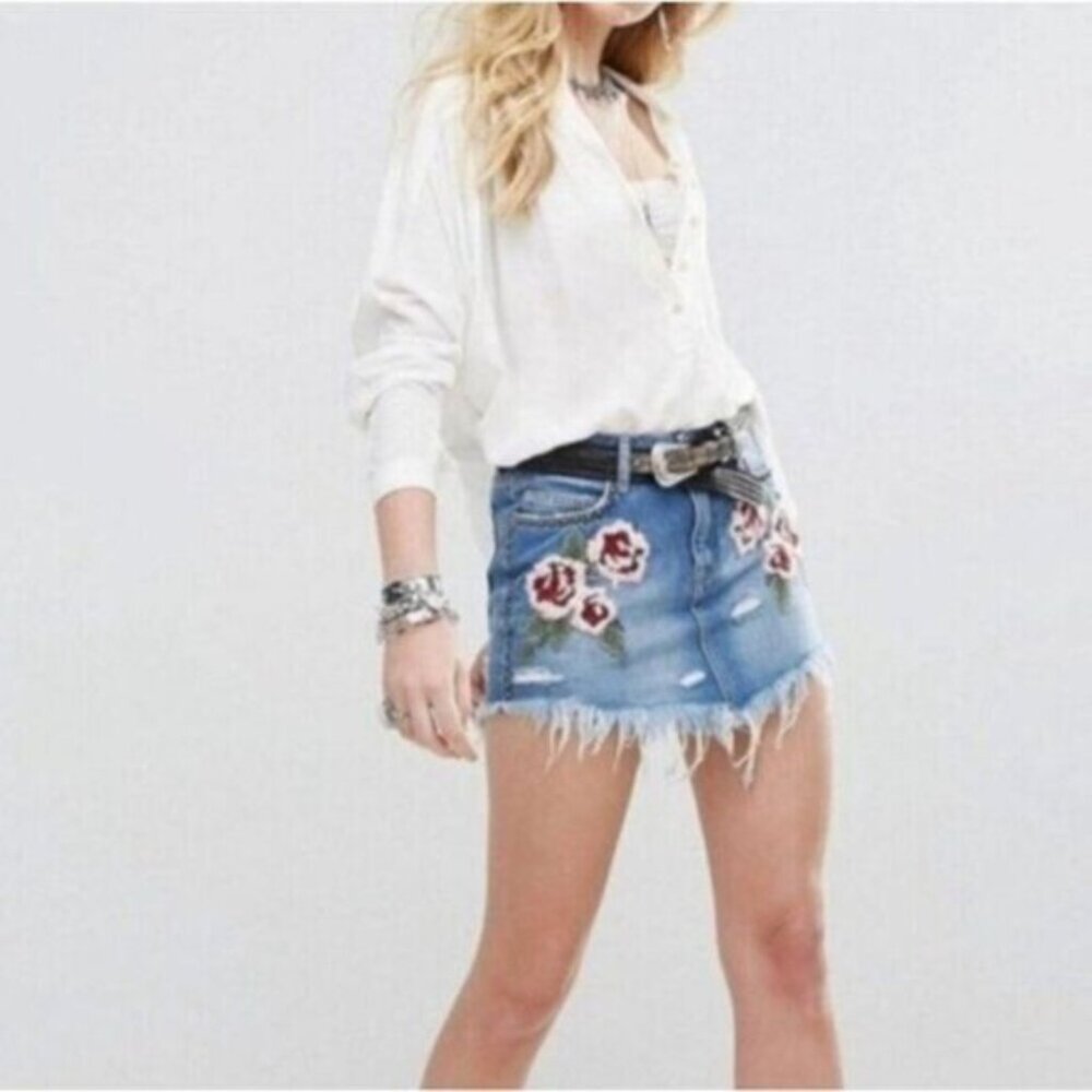 Free People ✦ Denim Mini Skirt ✦ Embroidered Roses Studs Raw Hem Distressed 26 - Picture 2 of 15